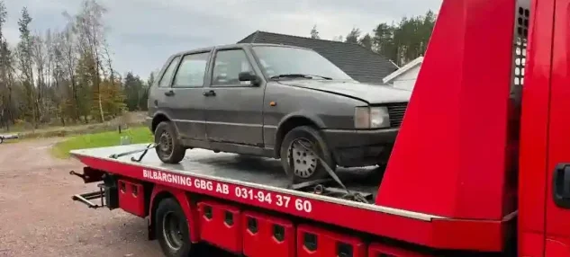 skrotbilar jämförs där olika modeller och skick avgör hur mycket ersättning man får vid bilskrotning