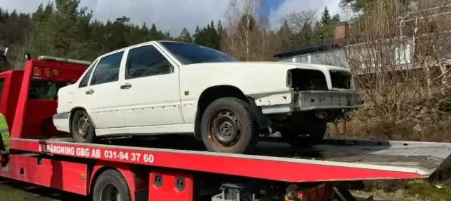 skrotbil i dödsbo hämtas och transporteras bort för bilskrotning och återvinning