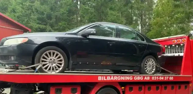 skrotbil demonteras och återvinns där delar tas tillvara och material återanvänds i nya produkter