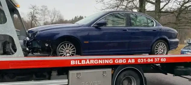 bilskrotning steg för steg där skrotbil tas om hand, demonteras och återvinns till nya material