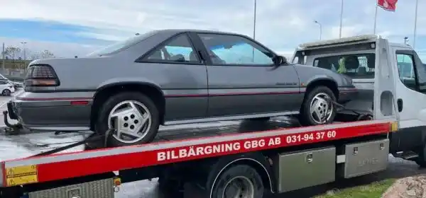 Defekt bil som står still där katalysator, elektronik och rullbarhet påverkar uppköparens kalkyl och bilens ersättning vid avveckling.