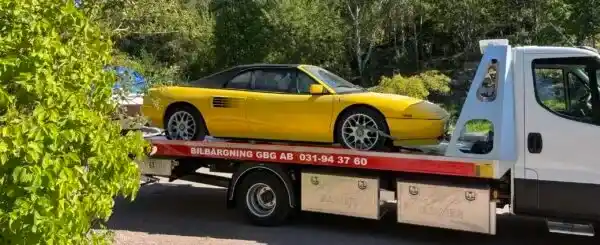 Defekt skrotbil på uppfart där materialvärde och eftertraktade reservdelar gör att bilen fortfarande kan ge ekonomisk ersättning vid avveckling.