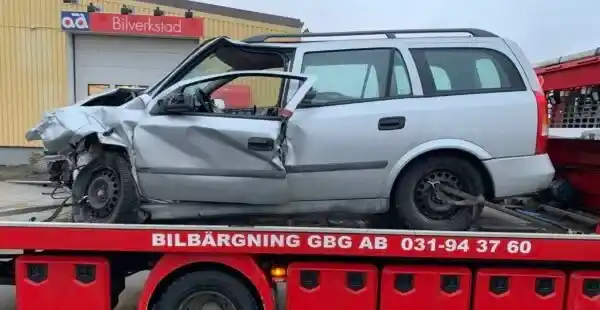 Defekt bil i garage där ägare jämför reparationskostnad mot beslut att sälja eller avveckla