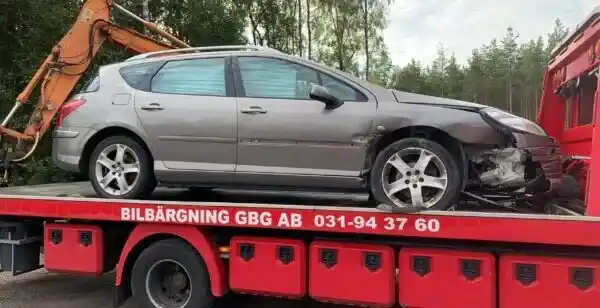 Trasig bil hämtas från garage för strategisk avveckling och omvandlas till frigjort kapital