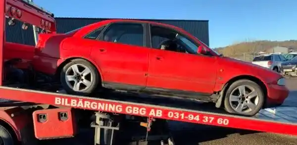 Stillastående bil i garage där ägaren överväger reparation eller avveckling