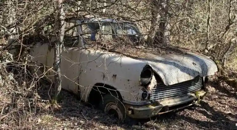 Registreringsbevis och dokument som används vid avregistrering av skrotbil i Göteborg.